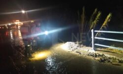 Αγωνία για ζευγάρι που το αυτοκίνητο τους παρασύρθηκε από φουσκωμένο χείμαρρο στο Πλουτοχώρι Ηλείας