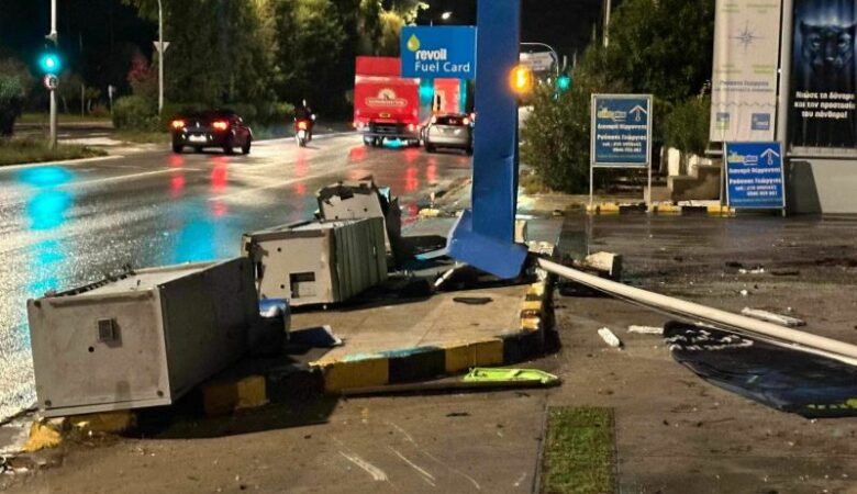 Χαμός στη Βούλα: Οδηγός τζιπ έχασε τον έλεγχο και ισοπέδωσε τα πάντα σε βενζινάδικο – «Ξήλωσε» τρεις αντλίες βενζίνης