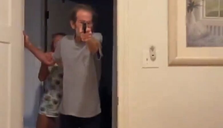 Σοκάρει βίντεο-ντοκουμέντο με πατριό να πυροβολεί τον γιο της συντρόφου του επειδή του αντιμίλησε