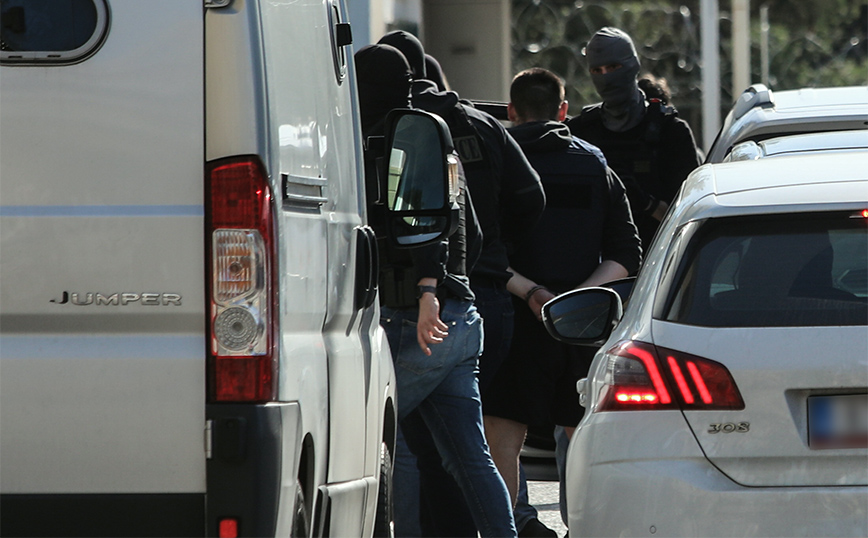 Στα δικαστήρια της Ευελπίδων οι συλληφθέντες για τις δολοφονίες Σκαφτούρου και Ρουμπέτη