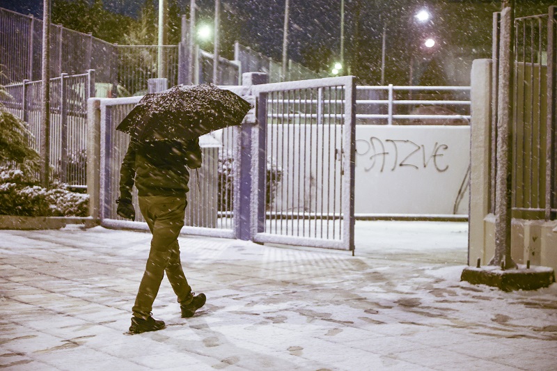 Ψυχρή εισβολή με χιόνια στα βόρεια, θυελλώδεις ανέμους και κρύο στα νότια