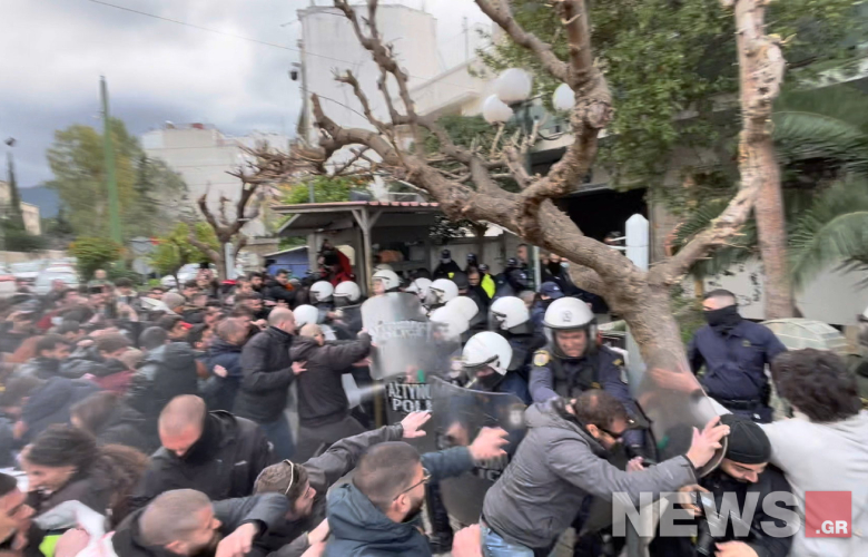 Ένταση και χημικά έξω από το ΑΤ Ζωγράφου μετά την έξωση της Ιωάννας Κολοβού – Δείτε φωτογραφίες του News