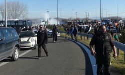 Αγρότες από Καρδίτσα και Φάρσαλα έκλεισαν τον αυτοκινητόδρομο Ε-65 μετά από επεισόδια με τα ΜΑΤ