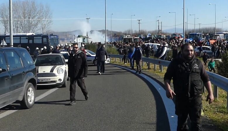 Αγρότες από Καρδίτσα και Φάρσαλα έκλεισαν τον αυτοκινητόδρομο Ε-65 μετά από επεισόδια με τα ΜΑΤ