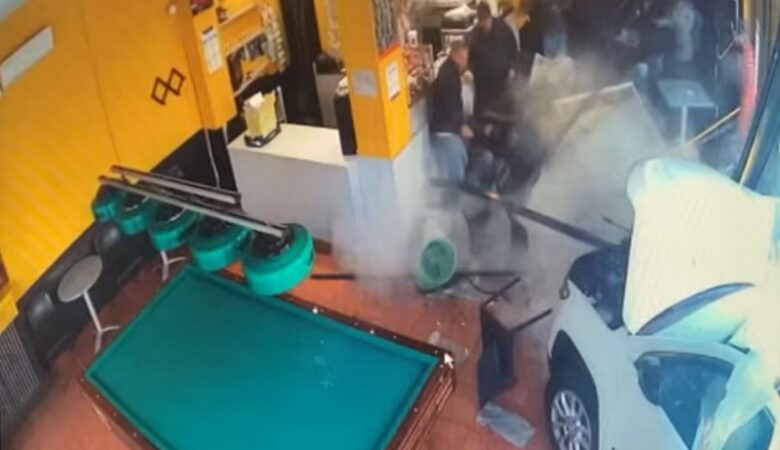 Αυτοκίνητο «εισέβαλε» σε καφετέρια στο Τορίνο τραυματίζοντας επτά άτομα – Δείτε βίντεο