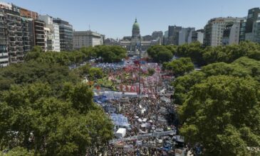 Αναβρασμός στην Αργεντινή: Η πρώτη μαζική κινητοποίηση εναντίον του ακραίου φιλελεύθερου προέδρου Χαβιέρ Μιλέι