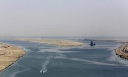 Διώρυγα του Σουέζ: Κατά 42% μειώθηκε η κίνηση εμπορικών πλοίων λόγω των επιθέσεων των Χούθι στην Ερυθρά Θάλασσα