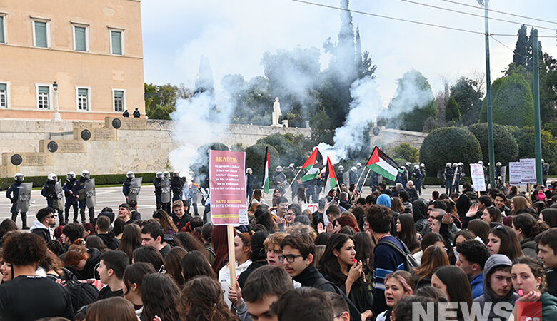 Πορεία κατά των μη κρατικών πανεπιστημίων στο κέντρο της Αθήνας – Δείτε φωτογραφίες του News