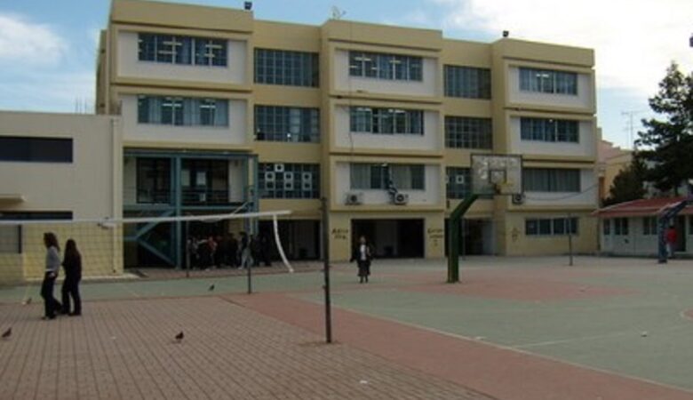 Πέταξαν κροτίδα σε Γυμνάσιο στη Χαλκίδα – Τραυματίστηκαν έξι μαθητές