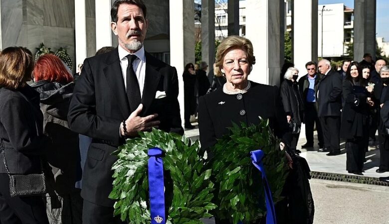 Η  Άννα Μαρία και ο γιoς της Παύλος παραβρέθηκαν στην κηδεία της Αιμιλίας Γερουλάνου στο Α’ Νεκροταφείο Αθηνών