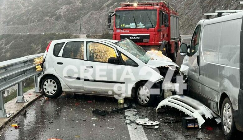 Σφοδρό τροχαίο στην Κρήτη: Νεκρή η 59χρονη οδηγός του οχήματος που συγκρούστηκε με το βαν ενός 38χρονου – Σε κρίσιμη κατάσταση το 2 ετών εγγονάκι της
