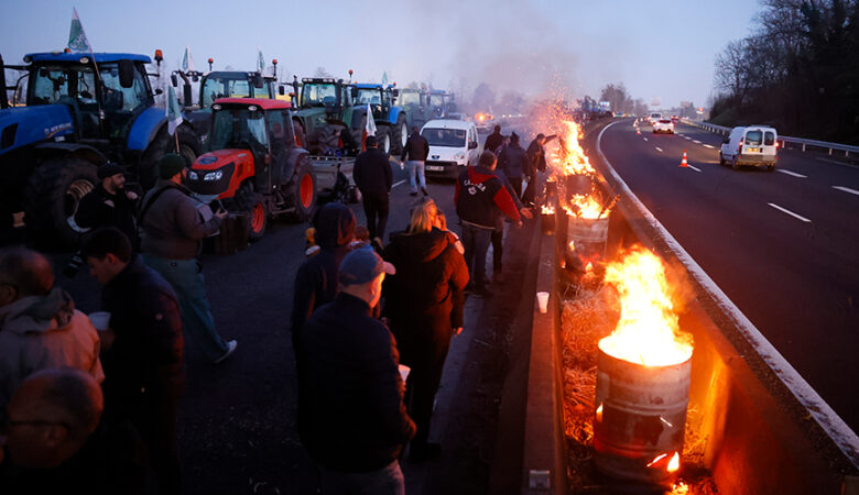 Γαλλία: «Παραλύει» η χώρα λόγω των αγροτικών κινητοποιήσεων – Θα μπλοκάρουν με τα τρακτέρ την πρόσβαση στο Παρίσι