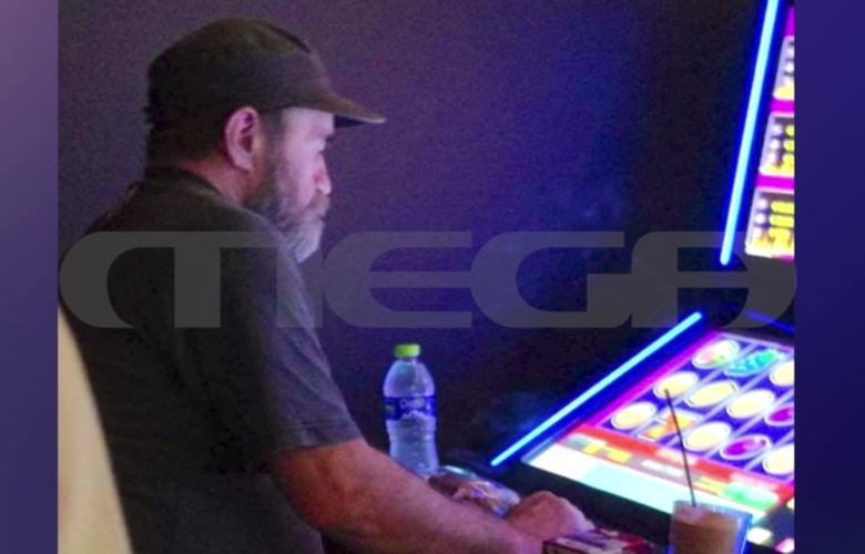 «Ο Άλλος Άνθρωπος»: Μαρτυρία και φωτογραφία «δείχνουν» τον Κώστα Πολυχρονόπουλο να παίζει τζόγο