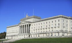 Τα αίτια της πολιτικής κρίσης στη Βόρεια Ιρλανδία και η άρση του μποϊκοτάζ από τους Ενωτικούς