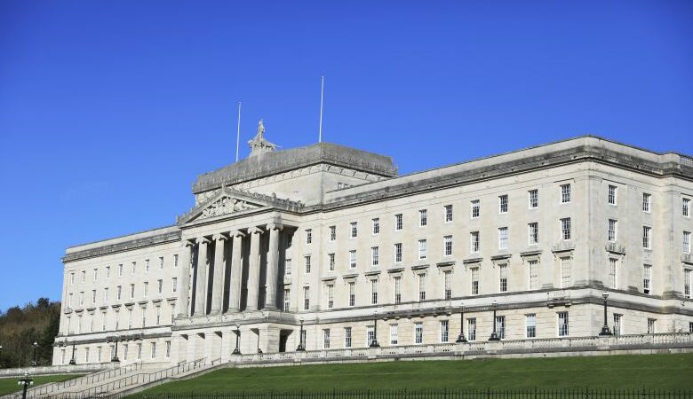 Τα αίτια της πολιτικής κρίσης στη Βόρεια Ιρλανδία και η άρση του μποϊκοτάζ από τους Ενωτικούς