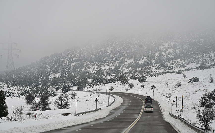 Κακοκαιρία Avgi: Ο Κλέαρχος Μαρουσάκης εξηγεί γιατί δεν το έχει στρώσει στα Βόρεια Προάστια της Αττικής – Σήμερα η κορύφωση των χιονοπτώσεων