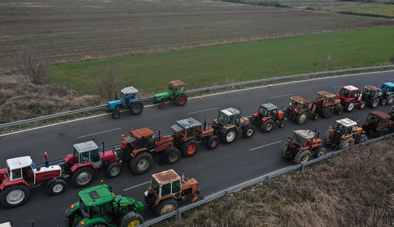 Κλιμακώνουν τις κινητοποιήσεις οι αγρότες: Κατεβαίνουν με τουλάχιστον 300 τρακτέρ στην Agrotica