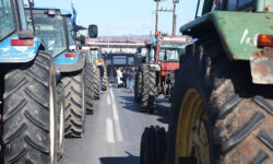 Αγρότες έκλεισαν την εθνική οδο Αθηνών – Λαμίας στην Αταλάντη