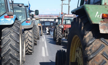 Αγρότες έκλεισαν την εθνική οδο Αθηνών – Λαμίας στην Αταλάντη
