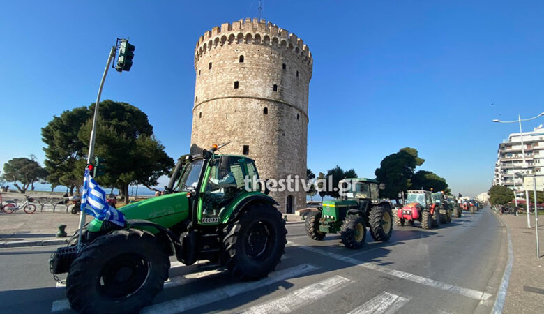 Θεσσαλονίκη: «Απόβαση» αγροτών της Κεντρικής Μακεδονίας με τα τρακτέρ στην πόλη – Το… φέρετρο στην καρότσα