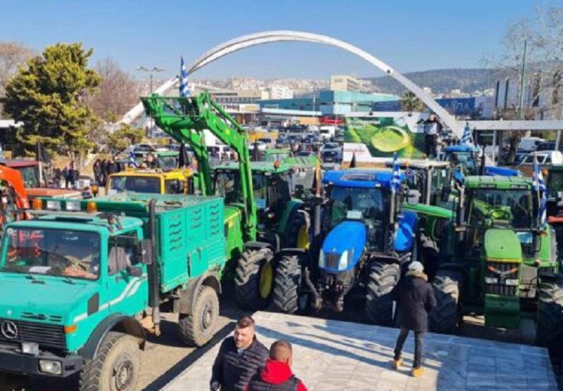 Σε συμβολικό αποκλεισμό της νότιας πύλης της ΔΕΘ προχώρησαν οι αγρότες – Αύριο στις 12:00 το αγροτικό συλλαλητήριο