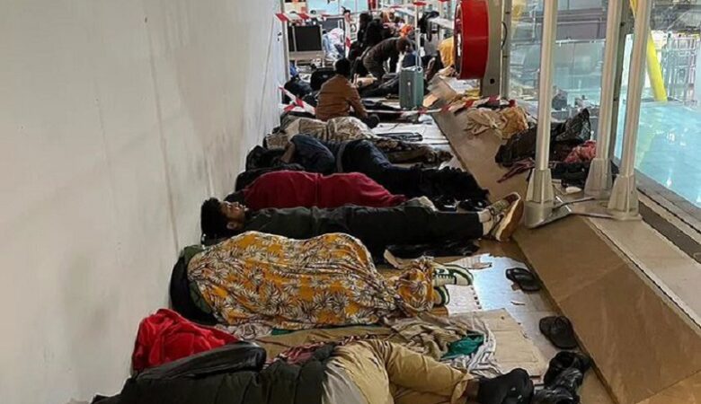 Εικόνες σοκ στο αεροδρόμιο της Μαδρίτης με εκατοντάδες μετανάστες να συνωστίζονται σε ανθυγιεινές συνθήκες