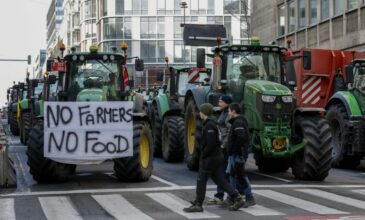 Αγρότες απέκλεισαν τα σύνορα Ολλανδίας-Βελγίου κοντά στο Μάαστριχτ