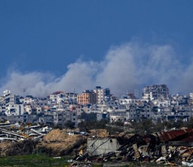 Το Τελ Αβίβ εξετάζει τα γεγονότα για το «σοβαρό» ισραηλινό πλήγμα σε παλαιστινιακό καταυλισμό στη Ράφα