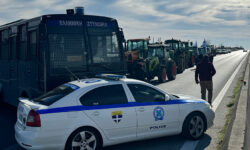 Θεσσαλονίκη: Μπλόκο της ΕΛ.ΑΣ. στην μηχανοκίνητη πορεία των αγροτών προς το ΥΜΑΘ – «Μπούκαραν» με τα τρακτέρ στα χωράφια για να περάσουν