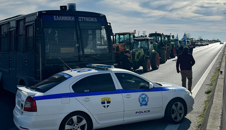 Θεσσαλονίκη: Μπλόκο της ΕΛ.ΑΣ. στην μηχανοκίνητη πορεία των αγροτών προς το ΥΜΑΘ – «Μπούκαραν» με τα τρακτέρ στα χωράφια για να περάσουν