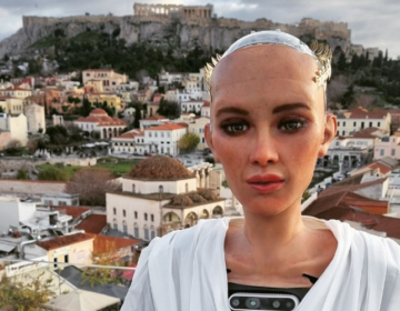 Στην Αθήνα το πιο διάσημο ρομπότ τεχνητής νοημοσύνης – Η «Σοφία» μιλάει άπταιστα ελληνικά και… ποζάρει στην Ακρόπολη