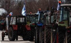 Κλιμακώνουν τις αντιδράσεις οι αγρότες: Στο τελωνείο Νίκης Φλώρινας έχουν παρατάξει τα τρακτέρ τους