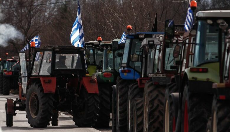 Κλιμακώνουν τις αντιδράσεις οι αγρότες: Στο τελωνείο Νίκης Φλώρινας έχουν παρατάξει τα τρακτέρ τους