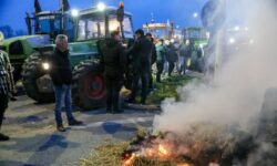 Ολιγόωροι αποκλεισμοί από τους αγρότες στην Εγνατία οδό, στο τελωνείο Καστοριάς και τον Φιλώτα Φλώρινας