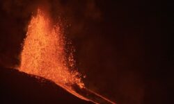 Ηφαίστειο στην Ισλανδία εξερράγη εκτοξεύοντας συντριβάνια λάβας