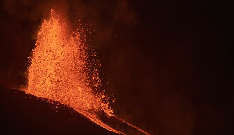 Ηφαίστειο στην Ισλανδία εξερράγη εκτοξεύοντας συντριβάνια λάβας