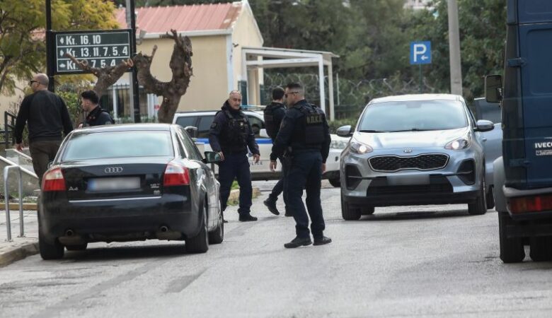 Στα δικαστήρια Πειραιά μεταφέρθηκαν οι τέσσερις συλληφθέντες για κατοχή όπλων και εκρηκτικών
