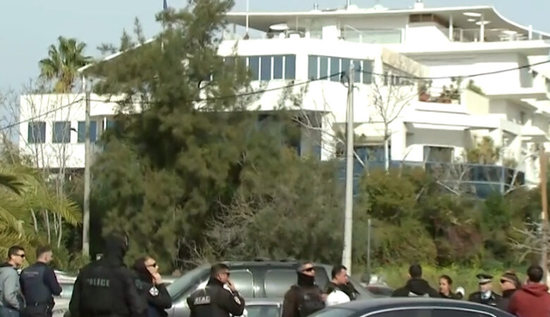 Αυτοκτόνησε ο ένοπλος που άνοιξε πυρ στη ναυτιλιακή στη Γλυφάδα, η ομάδα της ΕΚΑΜ τον εντόπισε στο υπόγειο – Άλλοι τρεις νεκροί