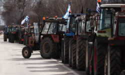 Αγρότες και κτηνοτρόφοι της Αχαΐας εισήλθαν με τρακτέρ και αγροτικά οχήματα στην Πάτρα