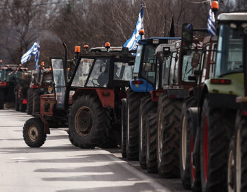 Αγρότες και κτηνοτρόφοι της Αχαΐας εισήλθαν με τρακτέρ και αγροτικά οχήματα στην Πάτρα