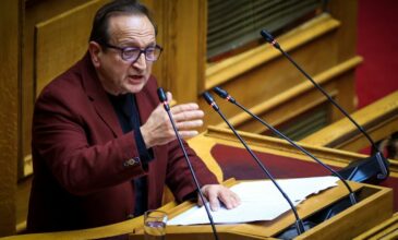 Η προσωπική αναφορά του Σπύρου Μπιμπίλα στη Βουλή απέσπασε το κυβερνητικό και διακομματικό χειροκρότημα