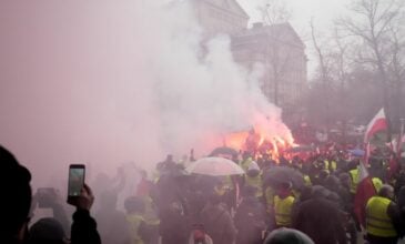 Πολωνοί αγρότες πέταξαν αυγά σε γραφείο της Ευρωπαϊκής Ένωσης στο Βρότσλαβ