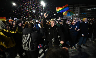 Guardian: «Ελλάδα, η πρώτη ορθόδοξη χώρα που νομιμοποιεί τον γάμο ομοφύλων»