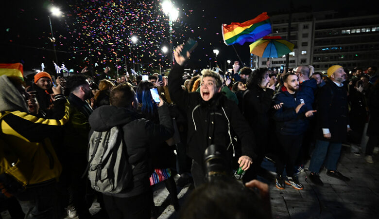 Guardian: «Ελλάδα, η πρώτη ορθόδοξη χώρα που νομιμοποιεί τον γάμο ομοφύλων»