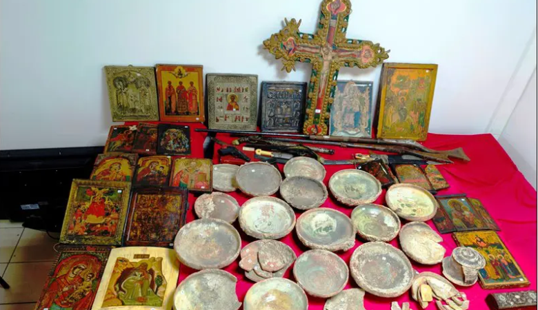 Μια 70χρονη στην Θεσσαλονίκη έκρυβε τεράστιας αξίας αρχαία αντικείμενα, εικόνες, αλλά και όπλα