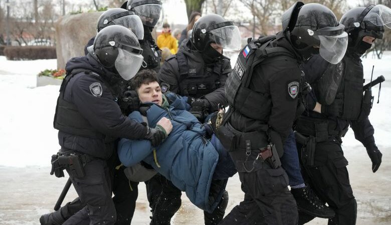 Περισσότερες από 110 συλλήψεις διαδηλωτών για το θάνατο του Ναβάλνι στην Ρωσία