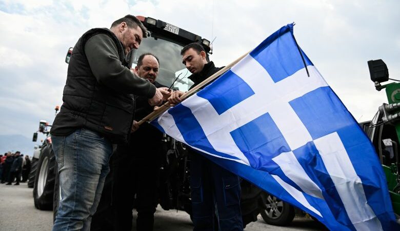 Με λεωφορεία και ΙΧ επιβατικά αυτοκίνητα θα μεταβούν στην Αθήνα αγρότες από τα μπλόκα της Δυτικής Ελλάδας και της Πελοποννήσου