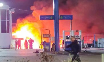 Υπό έλεγχο τέθηκε φωτιά σε φορτηγά κοντά στο πρατήριο υγρών καυσίμων στη Μάνδρα Αττικής