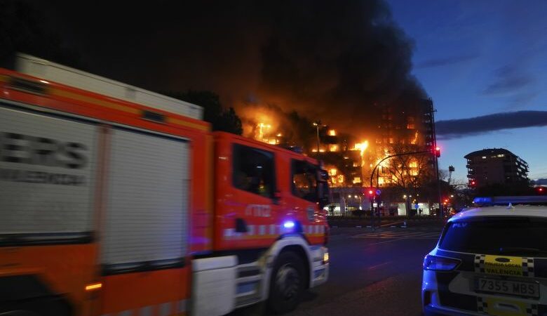 Μεγάλη φωτιά ξέσπασε σε 14ώροφο συγκρότημα κατοικιών στη Βαλένθια