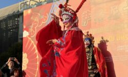 Με εντυπωσιακό τρόπο γιορτάστηκε η κινεζική Πρωτοχρονιά στην Πλατεία Αριστοτέλους στην Θεσσαλονίκη